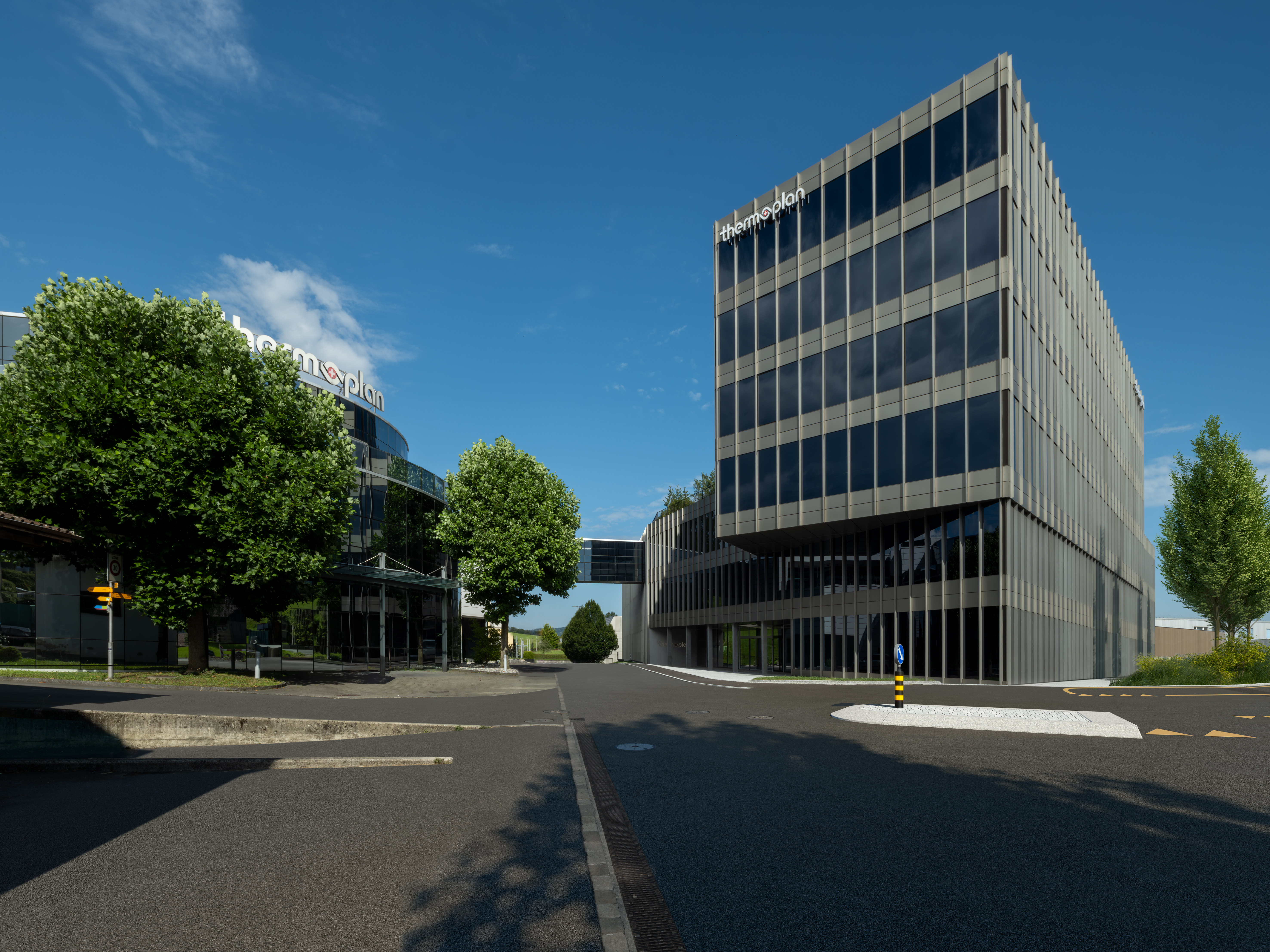 Im Juni 2024 eröffnete Thermoplan das fünfte Werk, den Neubau unique. In nur gerade 960 Tagen wurde das Gebäude mit Produktions- und Büroräumlichkeiten errichtet.