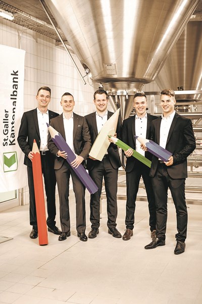 Pascal Koller (Projektleiter), Adel Fazlic, Yves Grundlehner, Matthias Bleiker und Benjamin Hasler (v.l.n.r) wurden mit einer Marktforschung für die St.Galler Kantonalbank für den WTT YOUNG LEADER AWARD nominiert.
