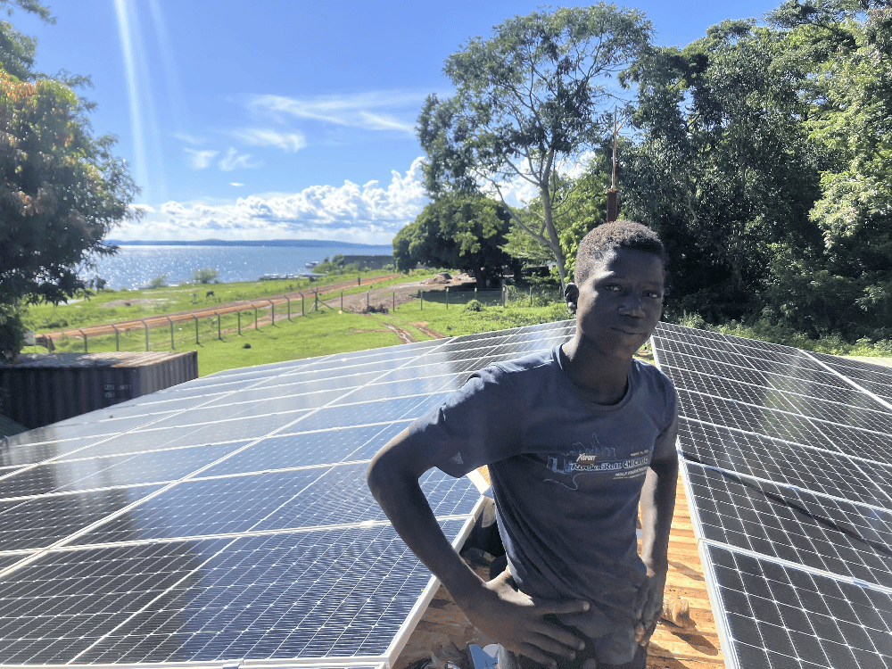 Die Sonne liefert Energie für die Technik in den Spital-Containern. Hier in Uganda am Buvuma Health Centre