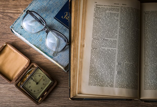 Mit Brille und Gehstock im Vorlesungssaal  Mit Brille und Gehstock im Vorlesungssaal
