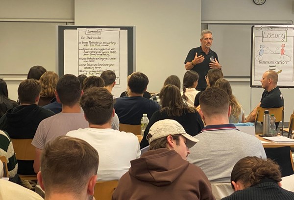 Überzeugend reden und sicher präsentieren: ein Einblick ins Betriebsökonomiestudium an der Fachhochschule Graubünden Überzeugend reden und sicher präsentieren: ein Einblick ins Betriebsökonomiestudium an der Fachhochschule Graubünden