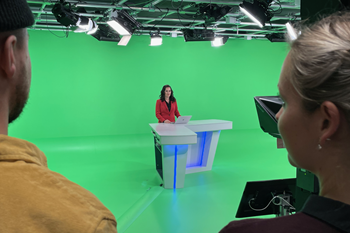 Greenscreen von Blick TV: Die Moderatorin steht bereit für die Livesendung. 