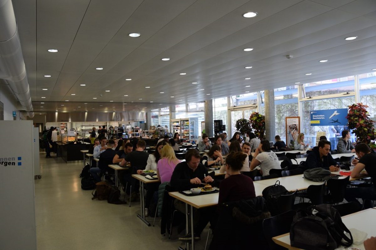 Wo Tommy Hilfiger und Coco Chanel sich «En Guetä» wünschen würden: Die Wirtschaftsmensa. Bildurheber: Silvan Baumann