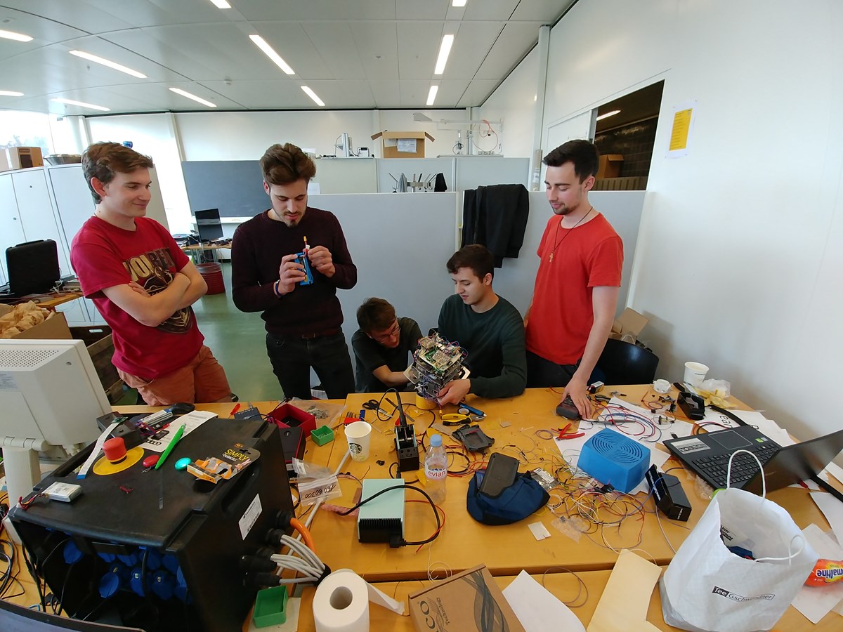 Die Projektgruppe beim Basteln.