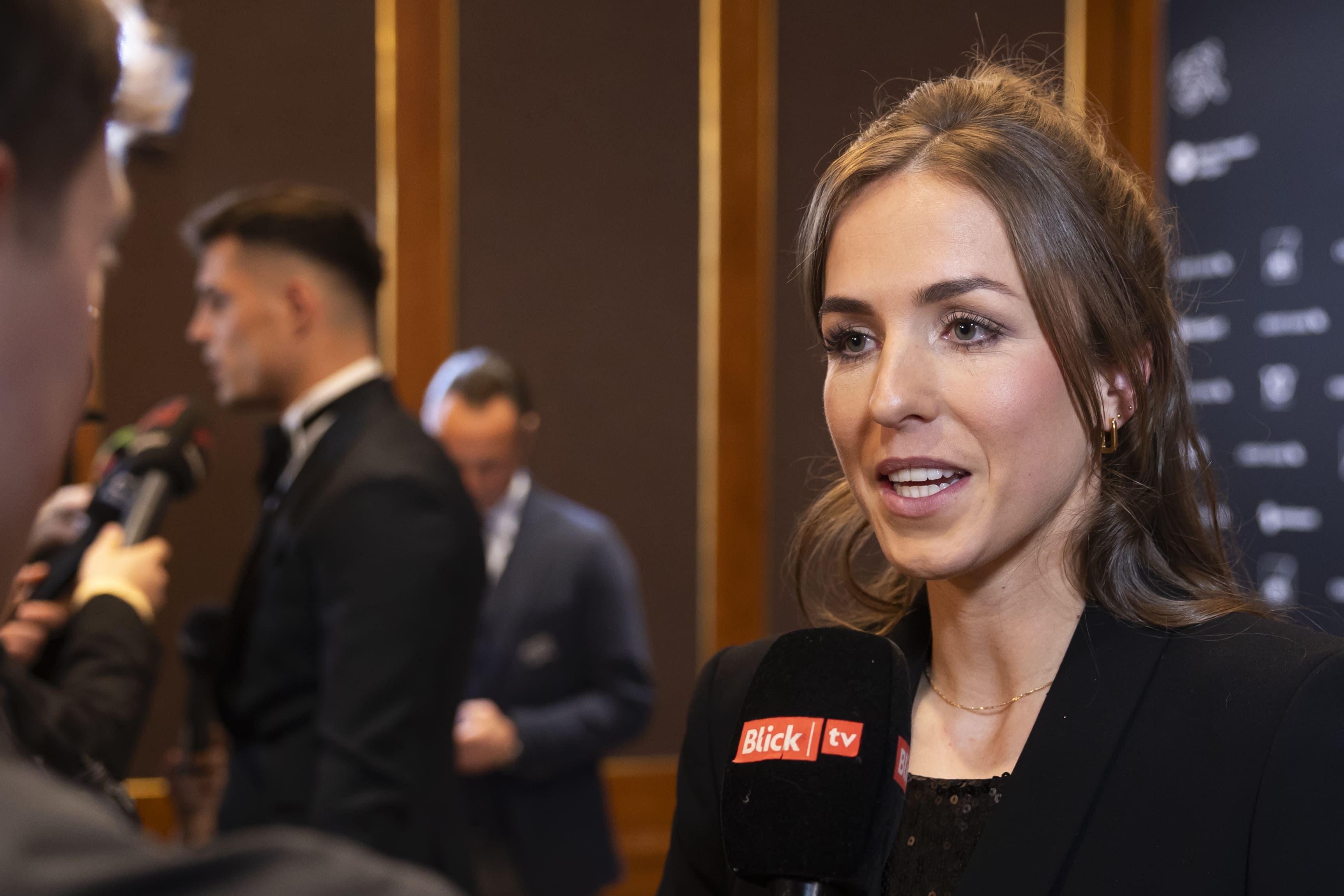 Lia Wälti an der Swiss Football Night im Januar, an der sie ausgezeichnet wurde - Bild: Keystone/Peter Klaunzer