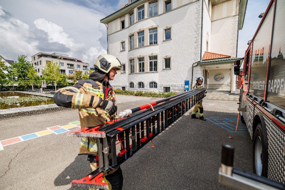 Zwei Personen genügen für den Transport und das Aufstellen der Leiter