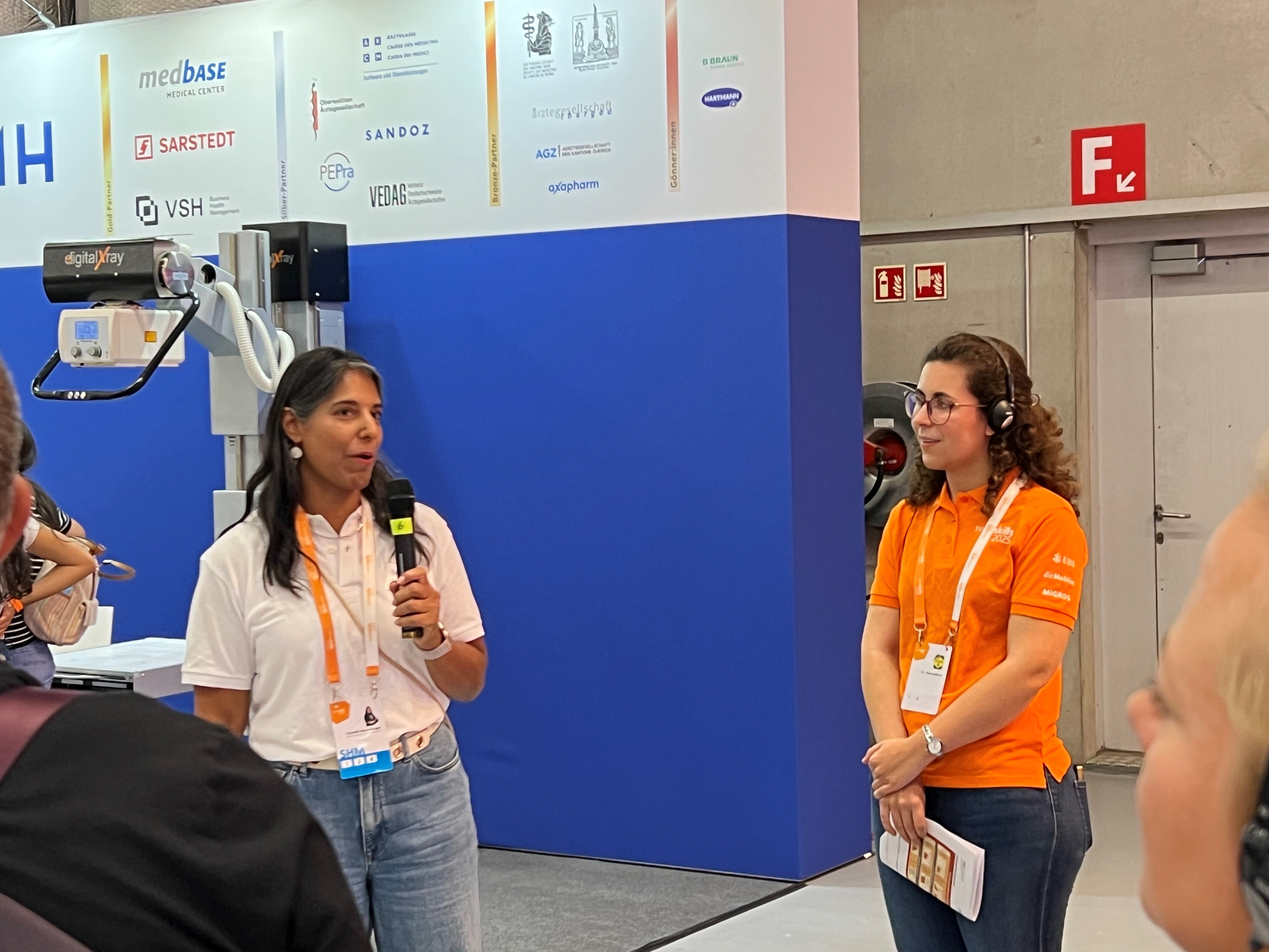 Sabrina Thürlemann lauscht am Stand der Ärzt:innen den Ausführungen zum Berufsbild MPA