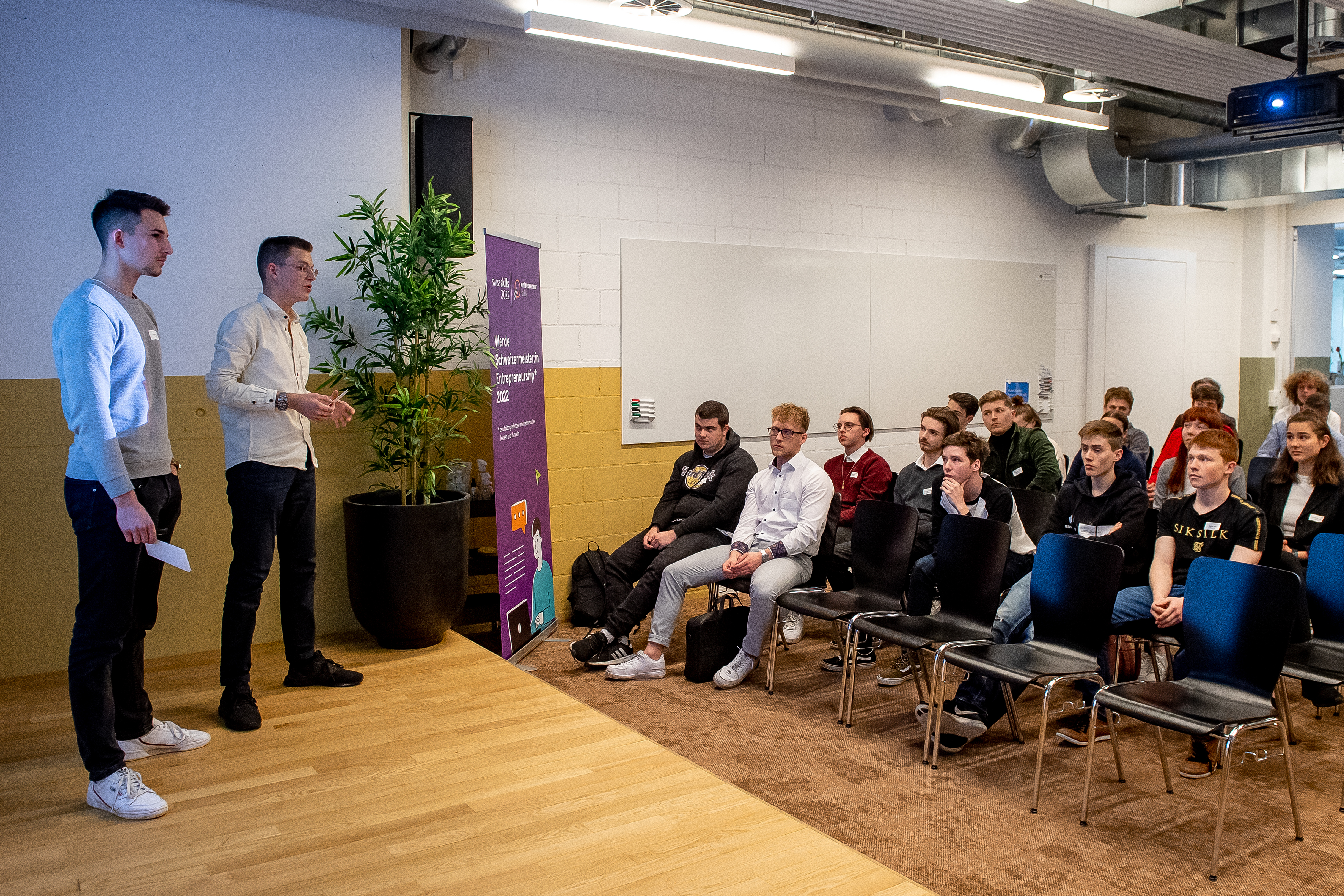 Anegelo und Luca haben es mit ihrer Idee in die Selektion für die SwissSkills geschafft, Foto: Patric Spahni 