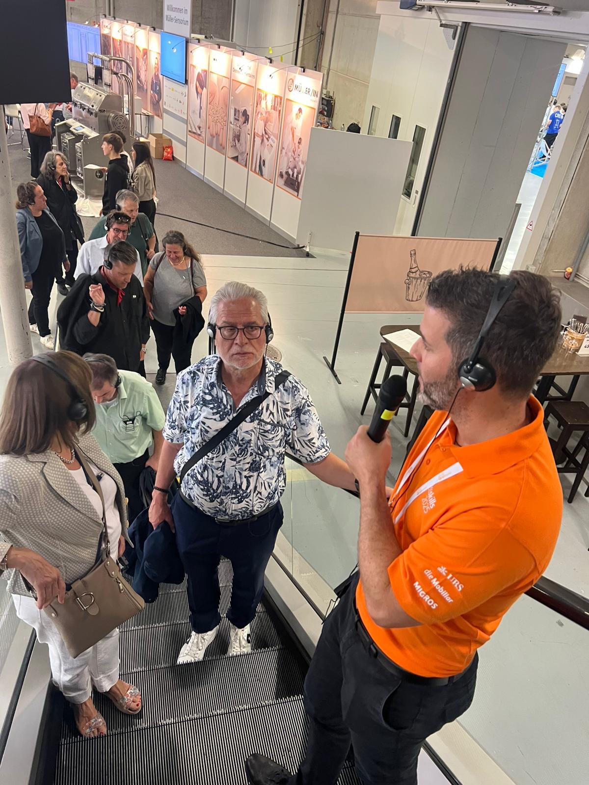 Raphael Schildknecht nutzt die Laufwege auf dem Gelände für seine Ausführungen