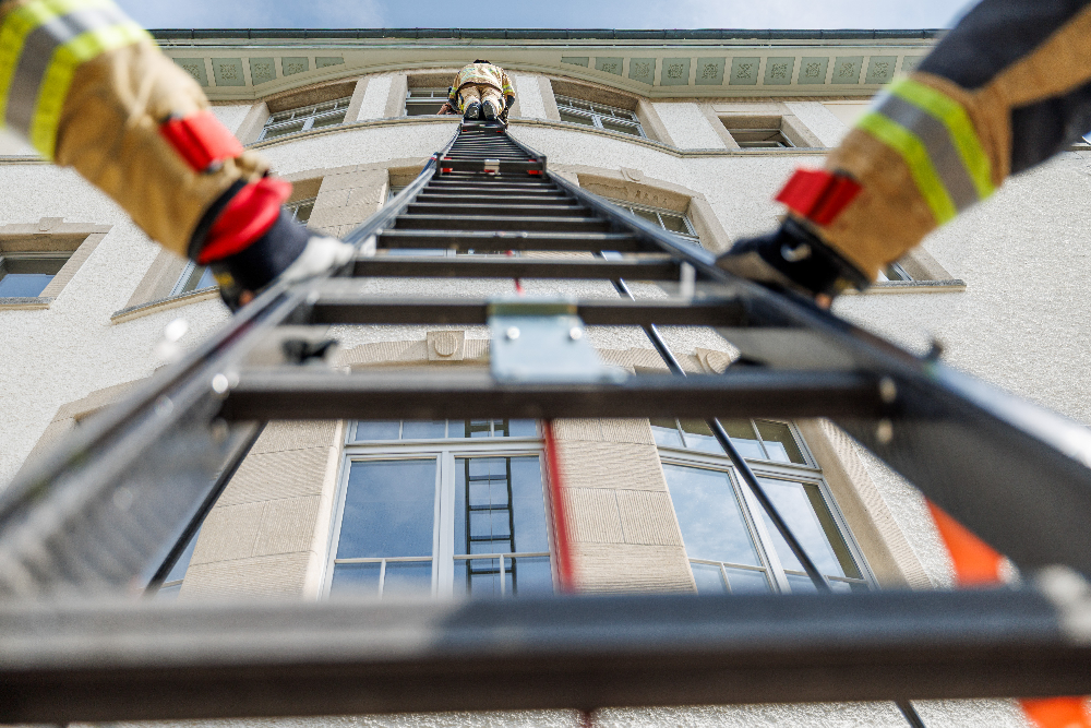 Wenn Leben retten leichter wird: Carbon-Rettungsleiter erobert still und leise die Schweiz 