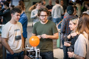 ...und zwar hintereinander, ein Ballon nach dem anderen. Das was eine der Aufgaben, die Studierende der School of Engineering am Event Meet the Nerd lösen sollten. (Bild: Christoph Kaminski) 