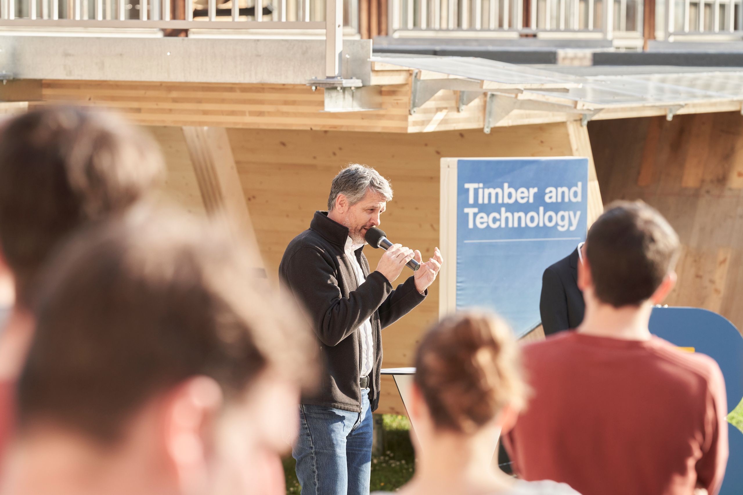 «Wir müssen im Infrastrukturbau vollständig auf Stahl und Beton verzichten.» Stefan Zöllig, Geschäftsführer und Mitinhaber Timber Structures 3.0 AG sowie Gründer Timbatec Holzbauingenieure AG.