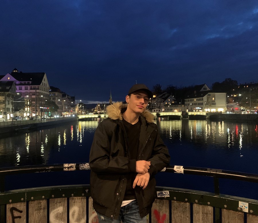 Leonard liebt es, im Team zu arbeiten und neue Herausforderungen anzunehmen. Privat spielt er gerne Strategiespiele, kocht gerne mit Familie und Freunden und interessiert sich für Politik und Geschichte.