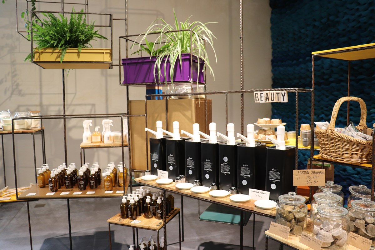 Kosmetikprodukte kann man sich im „Zollfrei“ einfach selber abfüllen. Bildurheberin: Milena Kälin