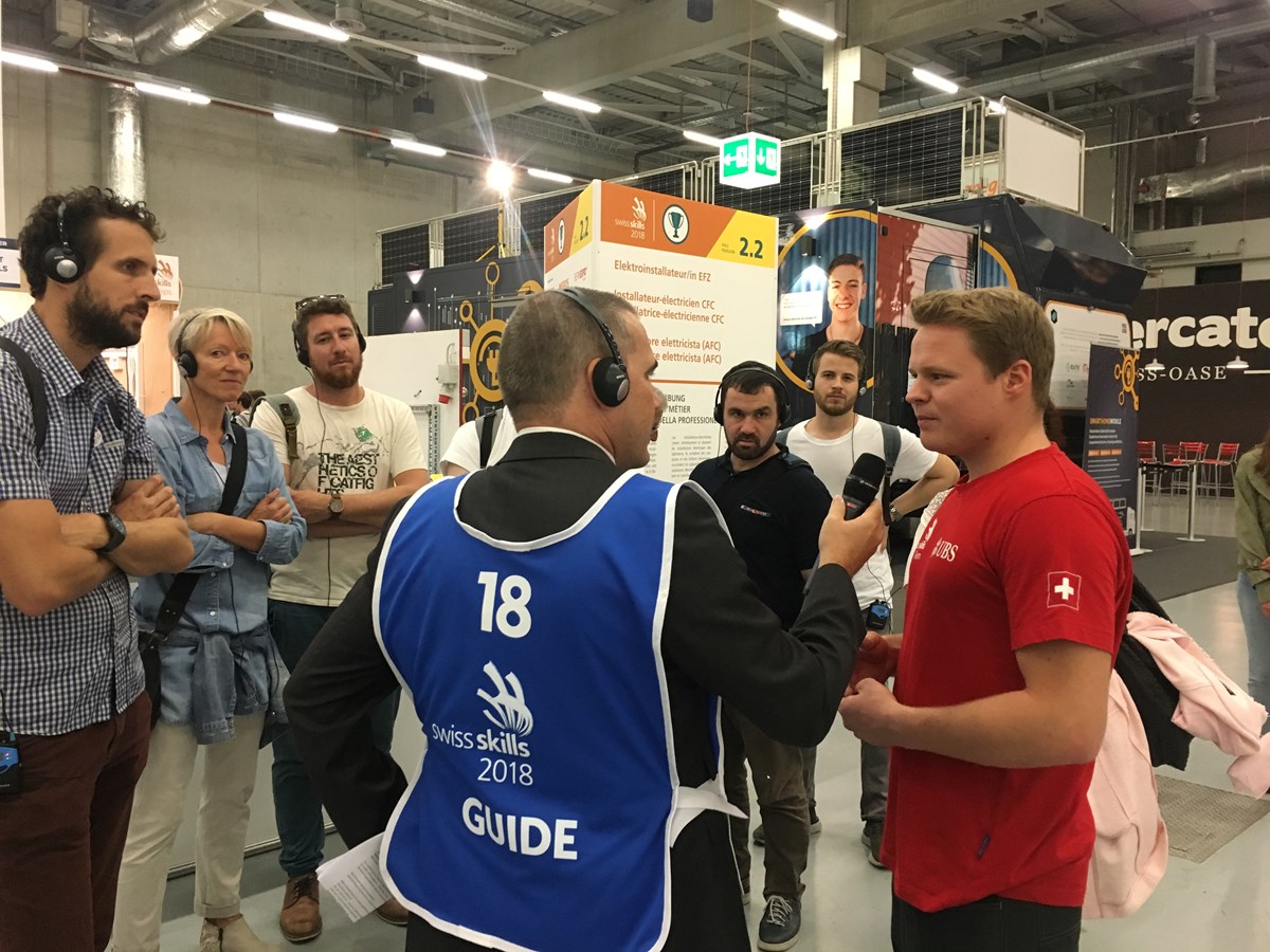 FH-Botschafter Beat Deubelbeiss am Stand der Elektroinstallateur:innen an den SwissSkills 2018