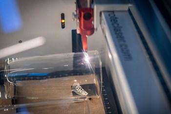 Auf das persönliche Bierglas mit dem "Meet the Nerd"-Logo dürfen sich alle noch ihren eigenen Namen lasern lassen. Mit derselben Lasergravier- und Schneidmaschine, mit welcher sonst Bauteile für die Exponate der Studierendenprojekte geschnitten werden. (Bild: Christoph Kaminski) 