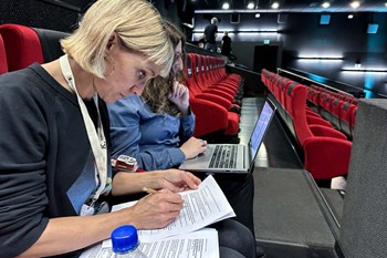 Lynn und Lena bei letzten Vorbereitungen 