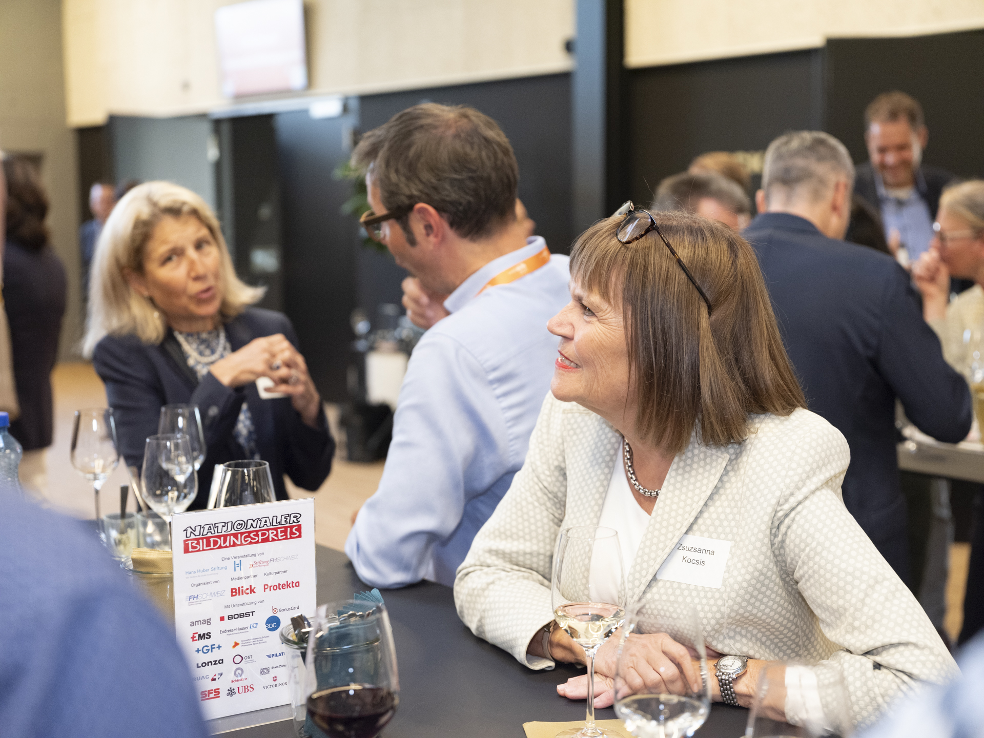 Angeregter Austausch beim anschliessenden Apéro riche