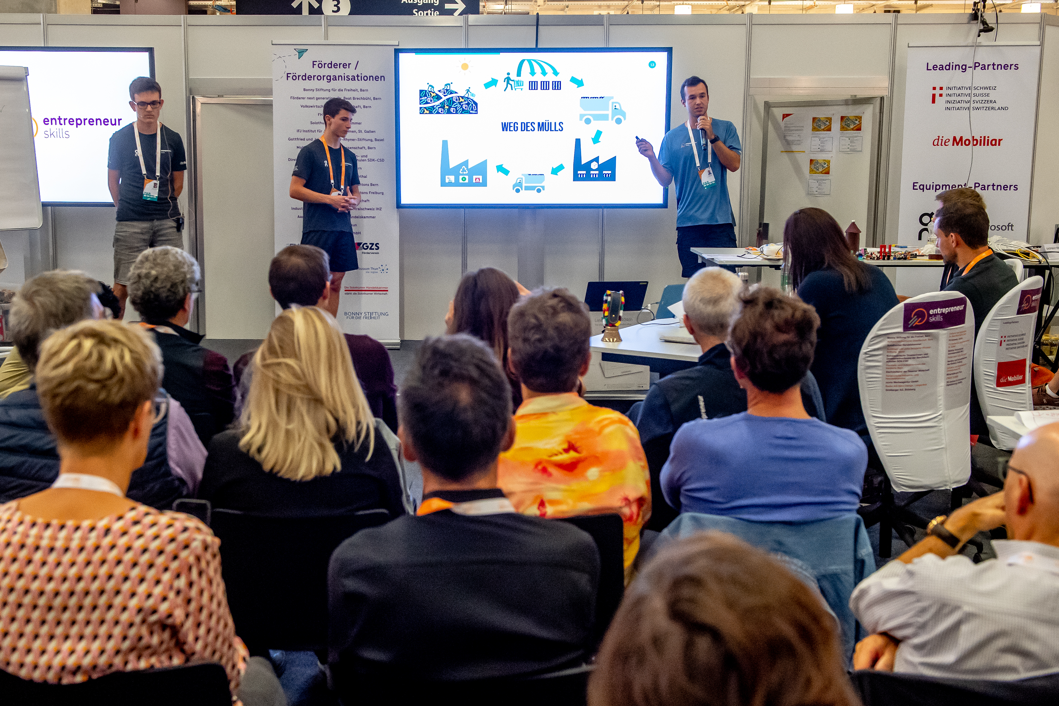 Eric, Janik und Noah präsentierten ihre Geschäftsidee in der es um die Verbesserung der Gesundheit Menschen, die in der Müllhalden von Ghana arbeiten, ging.