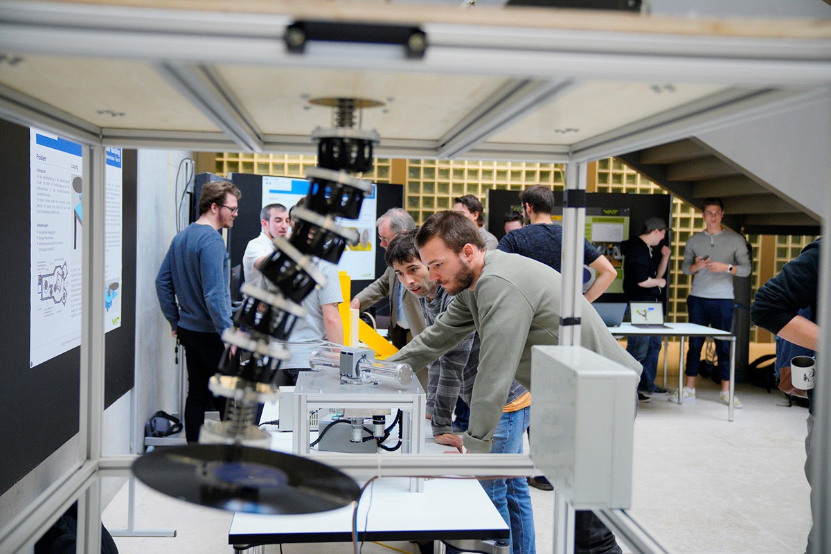 Die Studierenden-Teams der HSR präsentieren ihre Prototypen für das St. Galler Unternehmen VAT im Forschungszentrum der HSR.