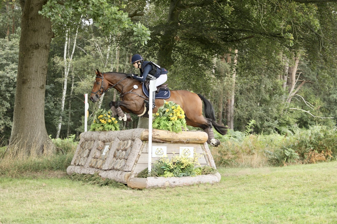 Teresa Stokar im Geländeritt