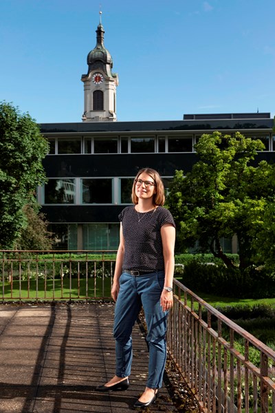 Bigna Lüthy an ihrer Wirkungsstätte in Brugg, im Hintergrund der Turm der katholischen Kirche. Bild: Julian Rüthi