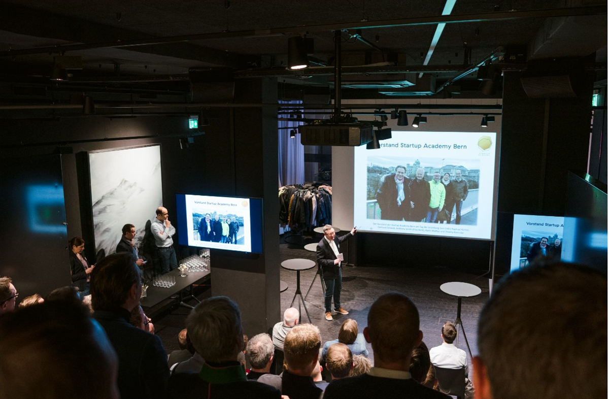 Anthony Smith, Präsident der Startup Academy Bern, stellt den Vereinsvorstand vor (Foto: Pascale Amez).