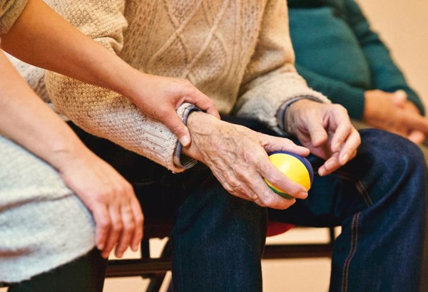 FH SCHWEIZ Bildungspolitik: Einsatz für Pflege und Psychotherapie 