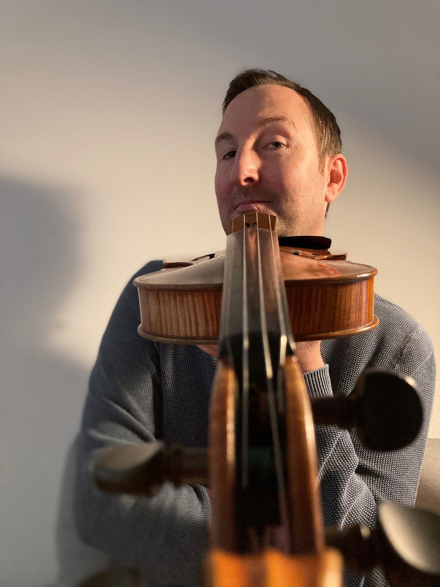 Guy ist der Mesch für die Texte. Er ist der Kopf und zugleich die gestaltende Hand hinter dem INLINE. Privat geniesst er gern in einer geselligen Runde ein gutes Essen mit entsprechendem Wein. Wenn die Kultur nicht gerade wegen Lockdown stillsteht, ist Guy auch mit der Geige im Orchester zu hören.