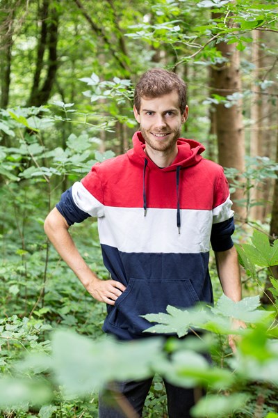 Noah Zbinden in seinem Element – hier im Wald bei seinem Wohnort Spreitenbach.