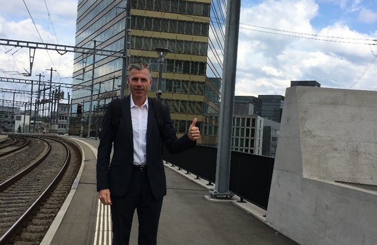 J&#252;rgen Gr&#252;nig, Pr&#228;sident der Startup Academy Z&#252;rich, vor dem neuen Standort Andreasturm am Bahnhof Oerlikon.