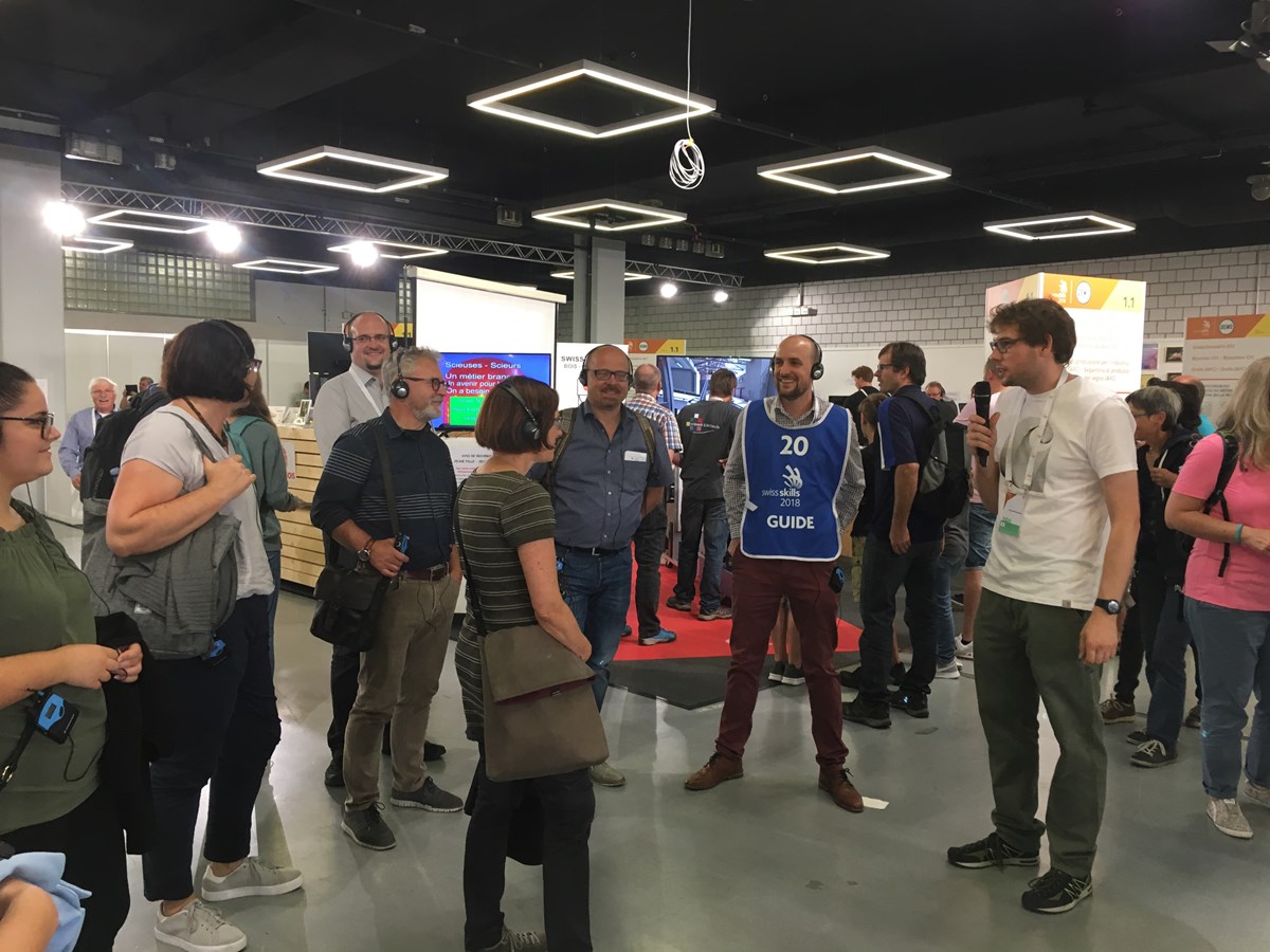 FH-Botschafter Matthias Bürke (blaue Weste) an seiner Führung durch die SwissSkills 2018