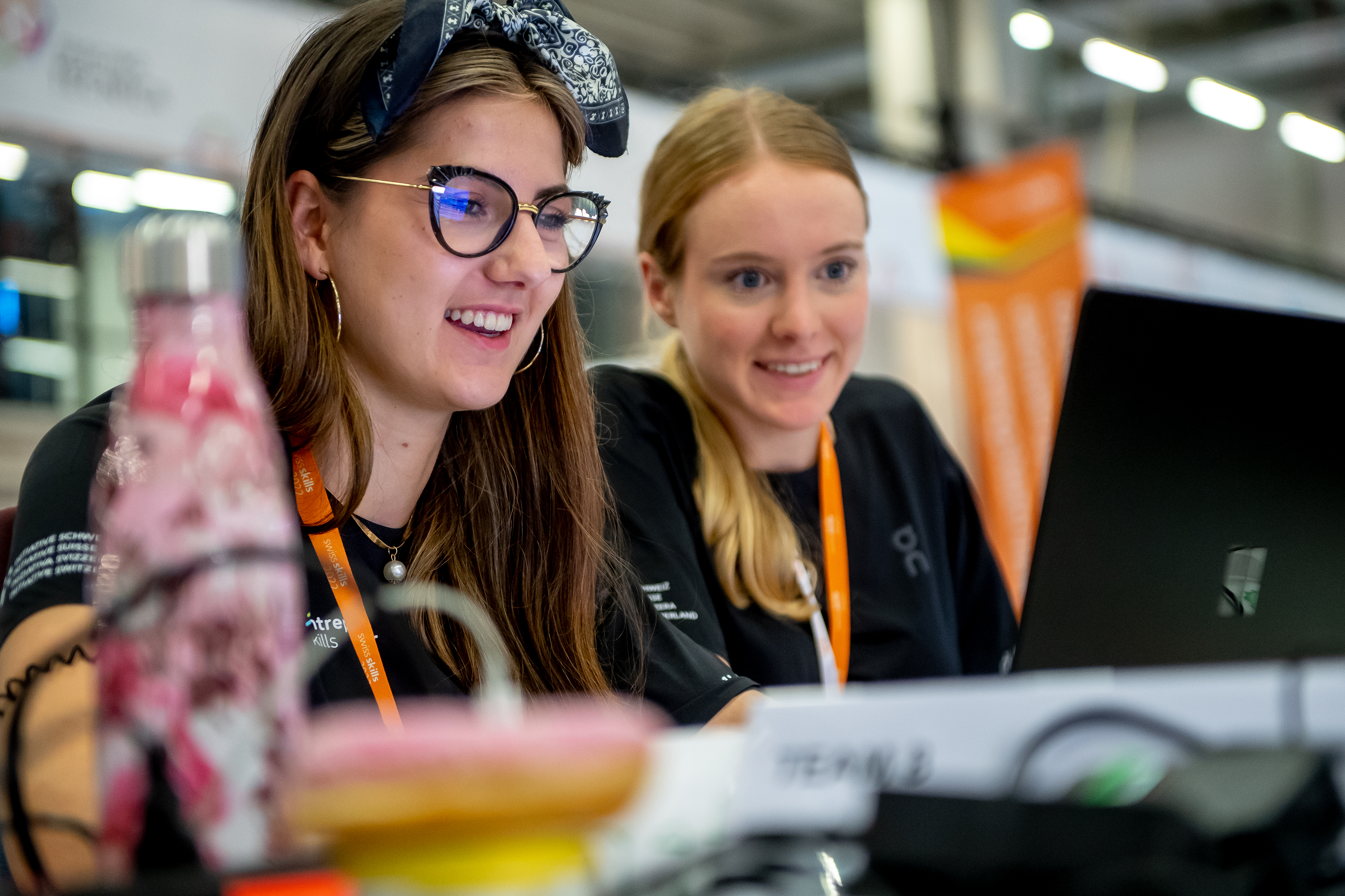 Maria und Julia bei der Arbeit an ihrer Geschäftsidee, bei der es um die Aufklärung in der Sekundarschule ging.