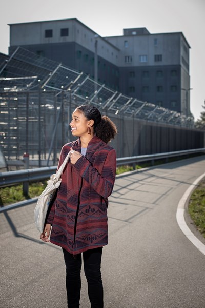 Hier im Ausschaffungsgefängnis in Kloten (Hintergrund) verschafft Charlotte Acakpo den Inhaftierten seltene Lichtblicke während deren oft langen Wartezeit. Bilder: Linda Pollari