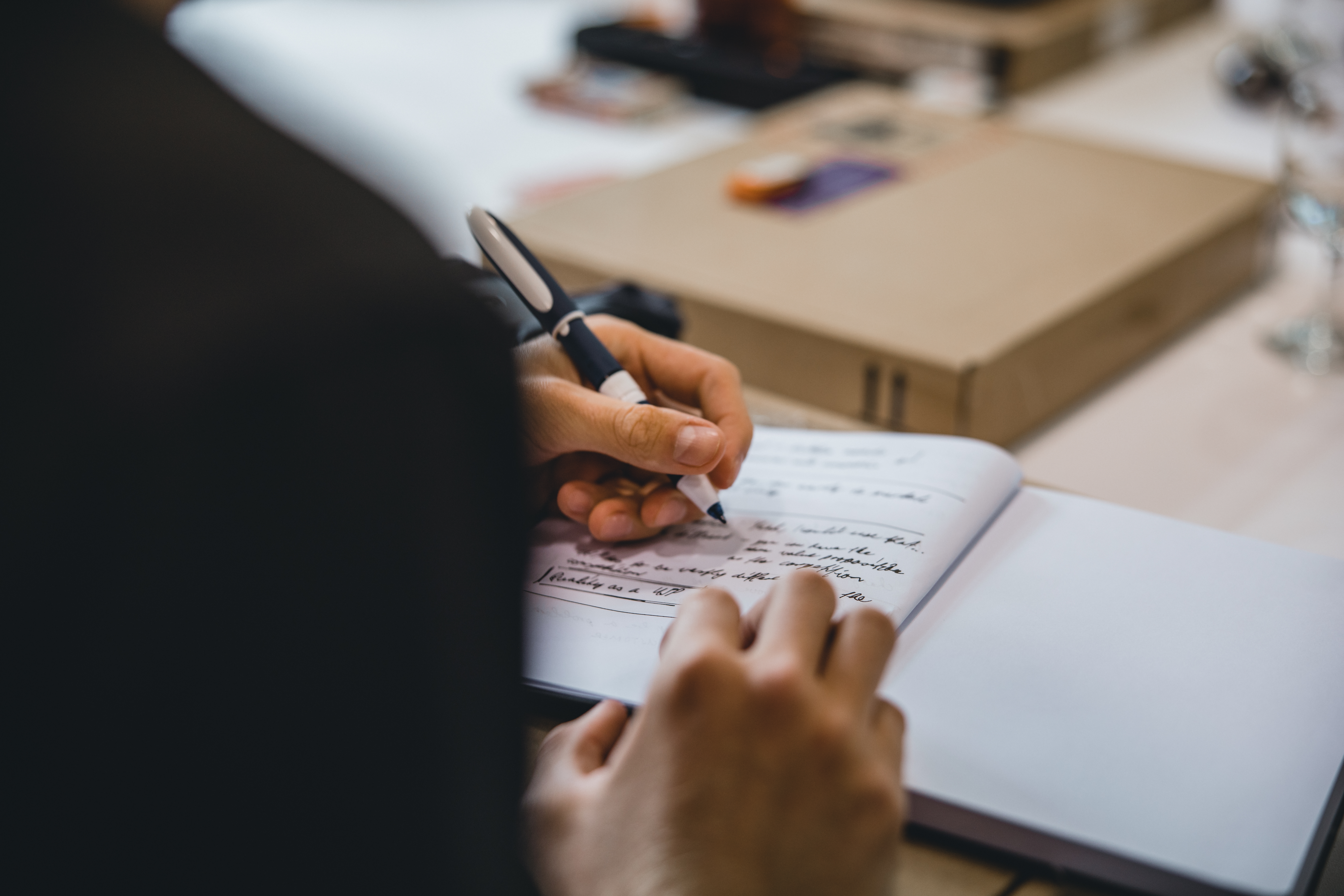 Die Finalistinnen und Finalisten notieren sich das Wichtigste