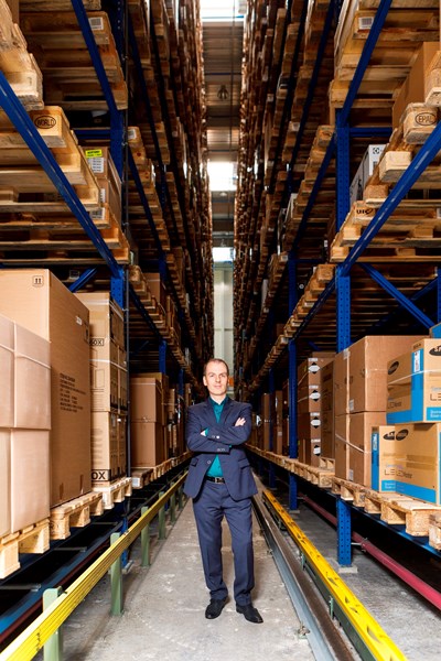 Roland Brack im Hochregallager in Willisau. Bild: Julian Rüthi