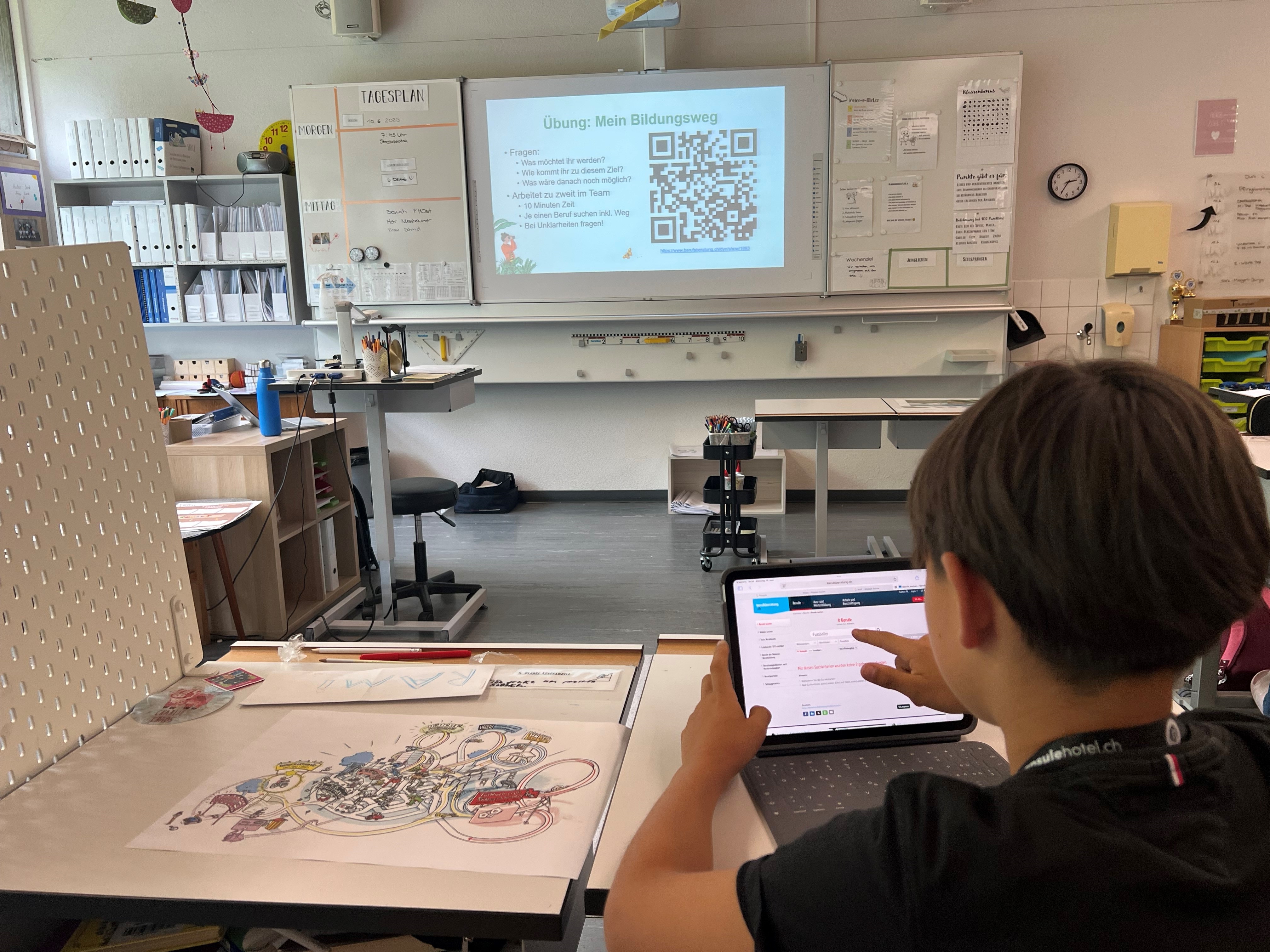 Ein Schüler sucht sich sein Bildungsweg.