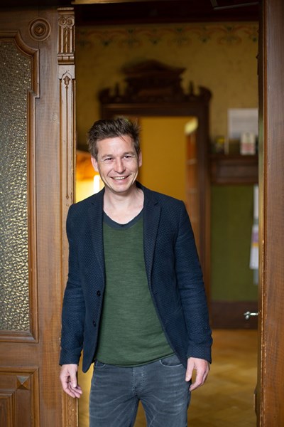 Arno Camenisch im Literaturinstitut in Biel, wo er studiert hat. Bild: Linda Pollari