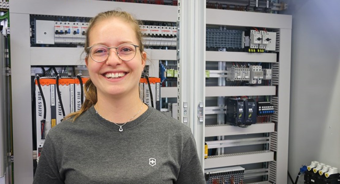 Julia Rohrbacher, 4. Lehrjahr als Automatikerin, Victorinox: «Meine Lehre bei Victorinox ist vielseitig, abwechslungsreich und anspruchsvoll.» Julia Rohrbacher, 4. Lehrjahr als Automatikerin, Victorinox: «Meine Lehre bei Victorinox ist vielseitig, abwechslungsreich und anspruchsvoll.»