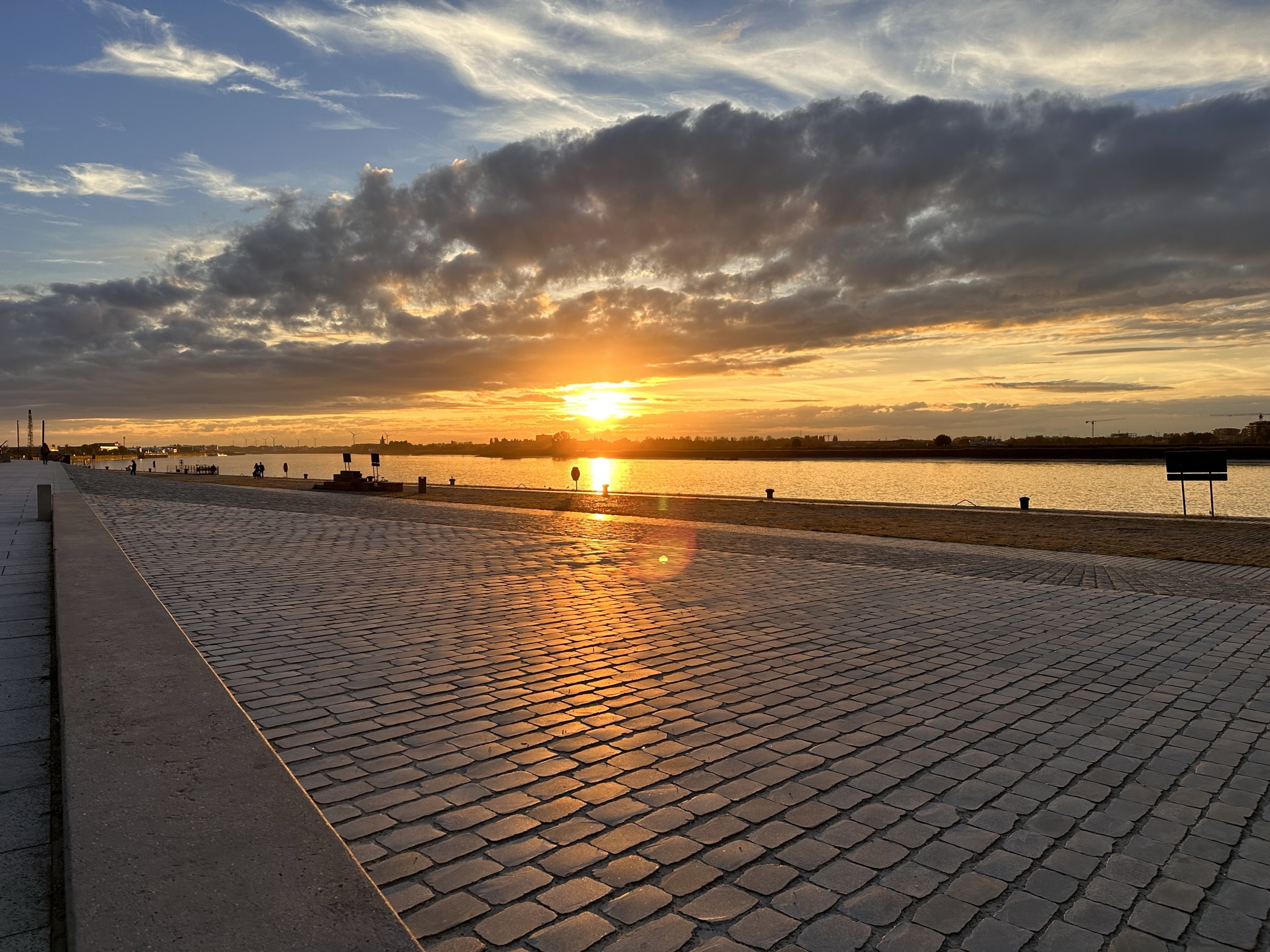 Sonnenuntergang Antwerpen - Nadja Bolliger
