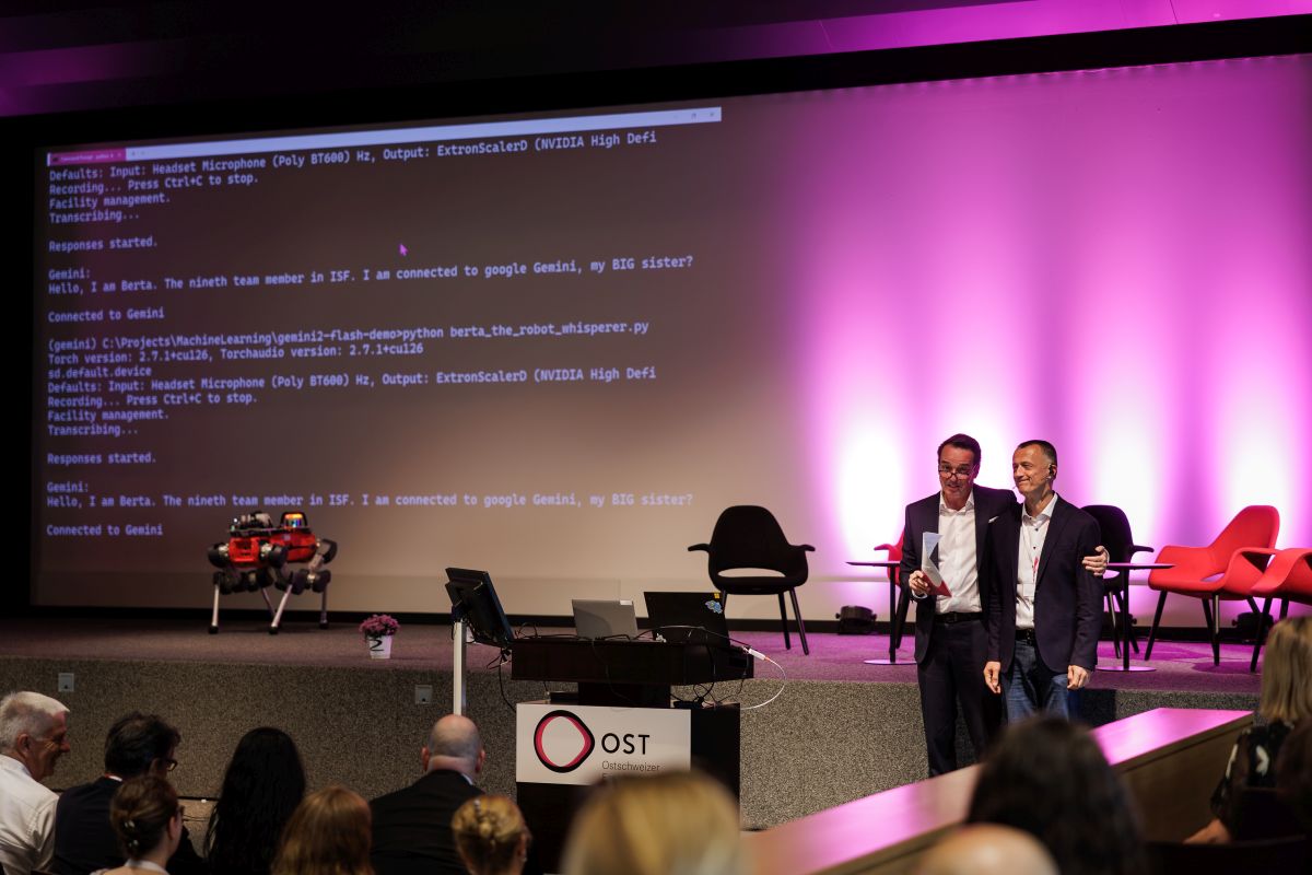 Moderator Florian Inhauser und Smart-Farming-Professor Dejan Seatovic präsentieren einen Landwirtschaftsroboter