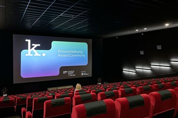 Vor dem Dolmetsch-Einsatz – Kinosaal, in dem die Preisverleihung stattfindet;  