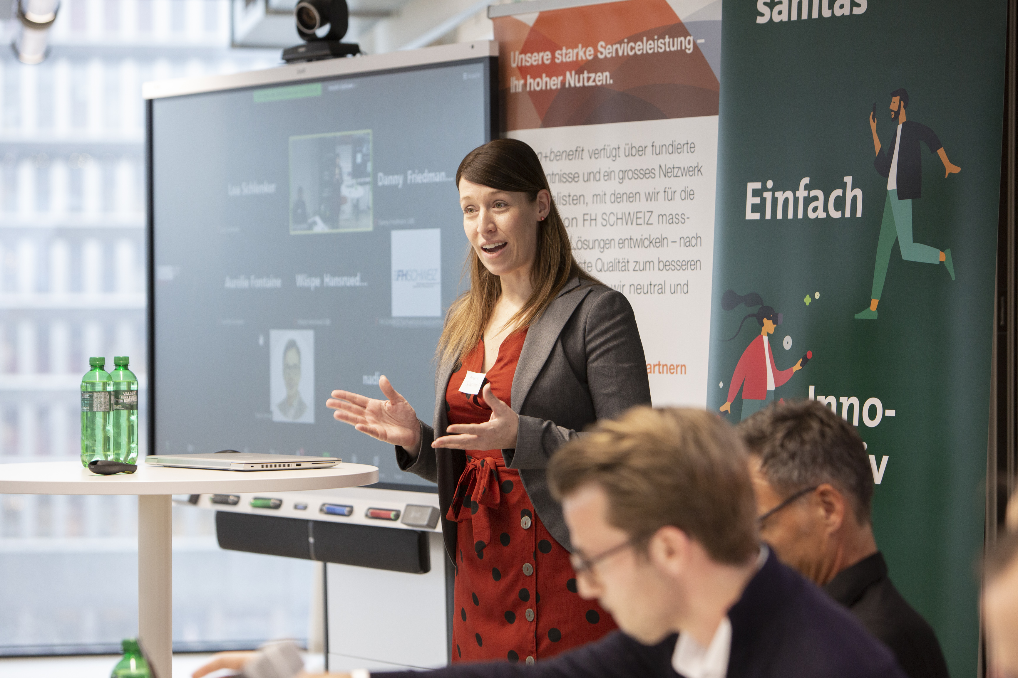 Andrea Schöllnast, Präsidentin der Alumni FFHS begrüsst die Teilnehmenden, Foto: Linda Pollari