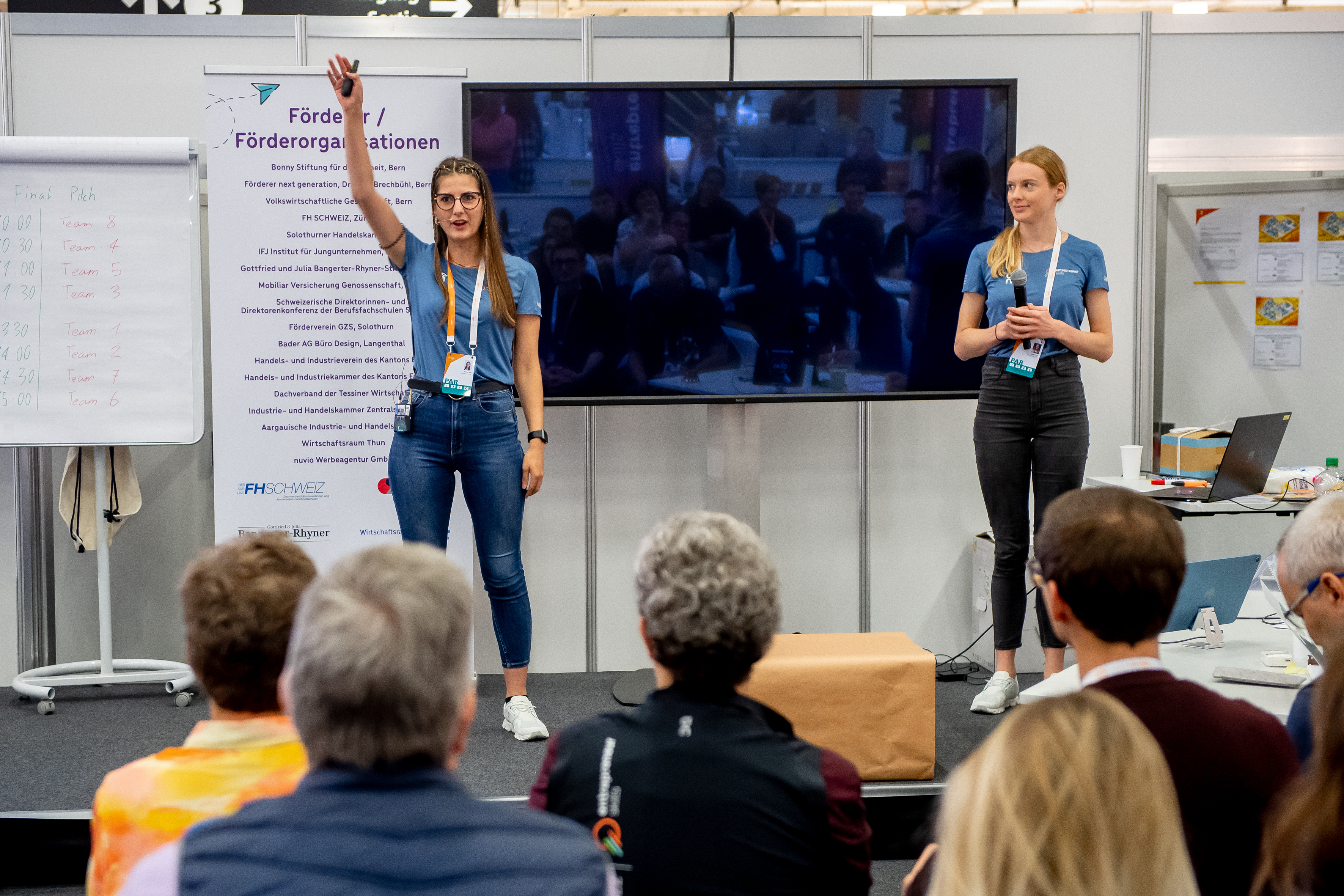 Am Samstag präsentierten sie ihre Geschäftsideen an der Finalpräsentation vor der Jury und dem Publikum (hier Maria und Julia)