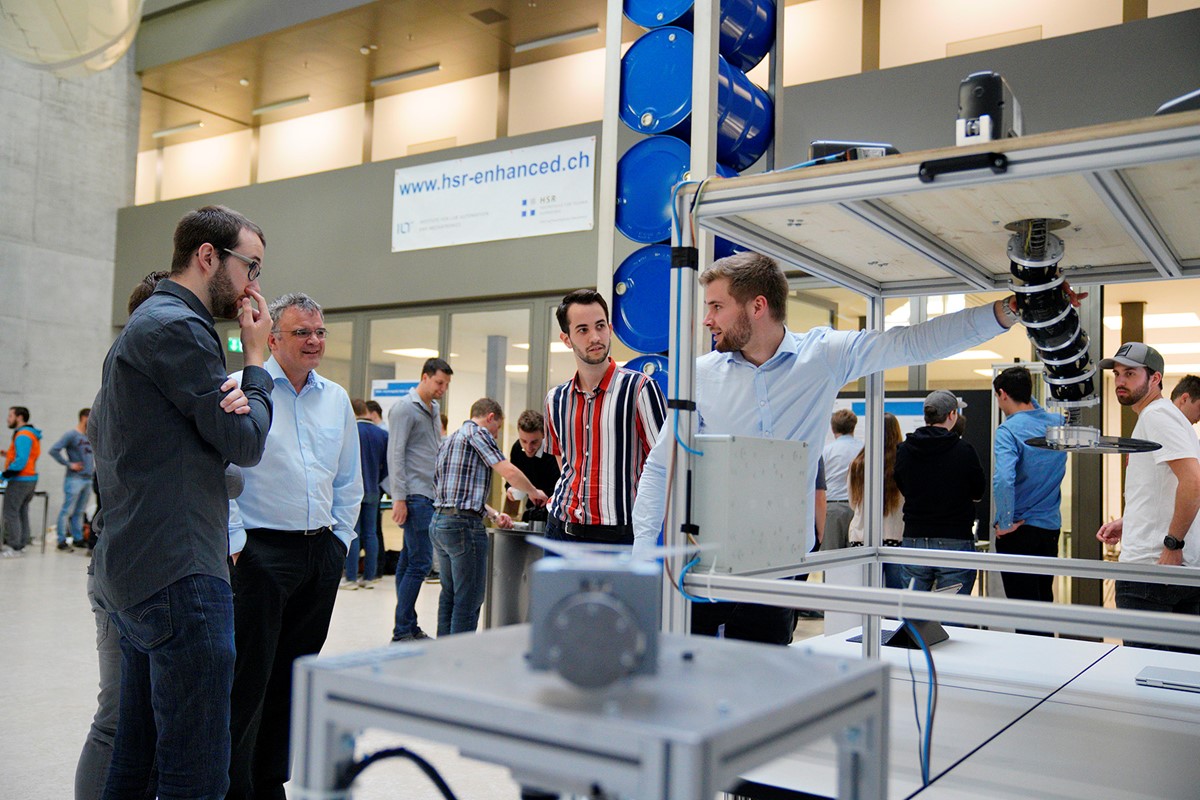 Die verschiedenen Konzepte hinter den Prototypen sorgten für angeregte Diskussionen zwischen Studierenden, Professoren und VAT-Vertretern.