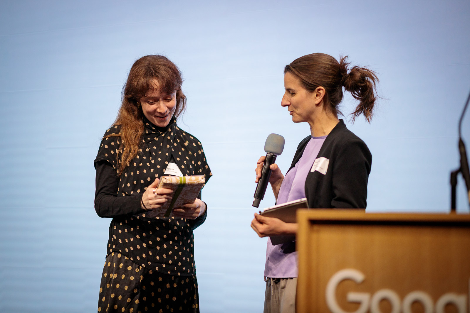 Verabschiedung von Lea Schlenker (links) aus dem Vorstand durch Martina Bühler