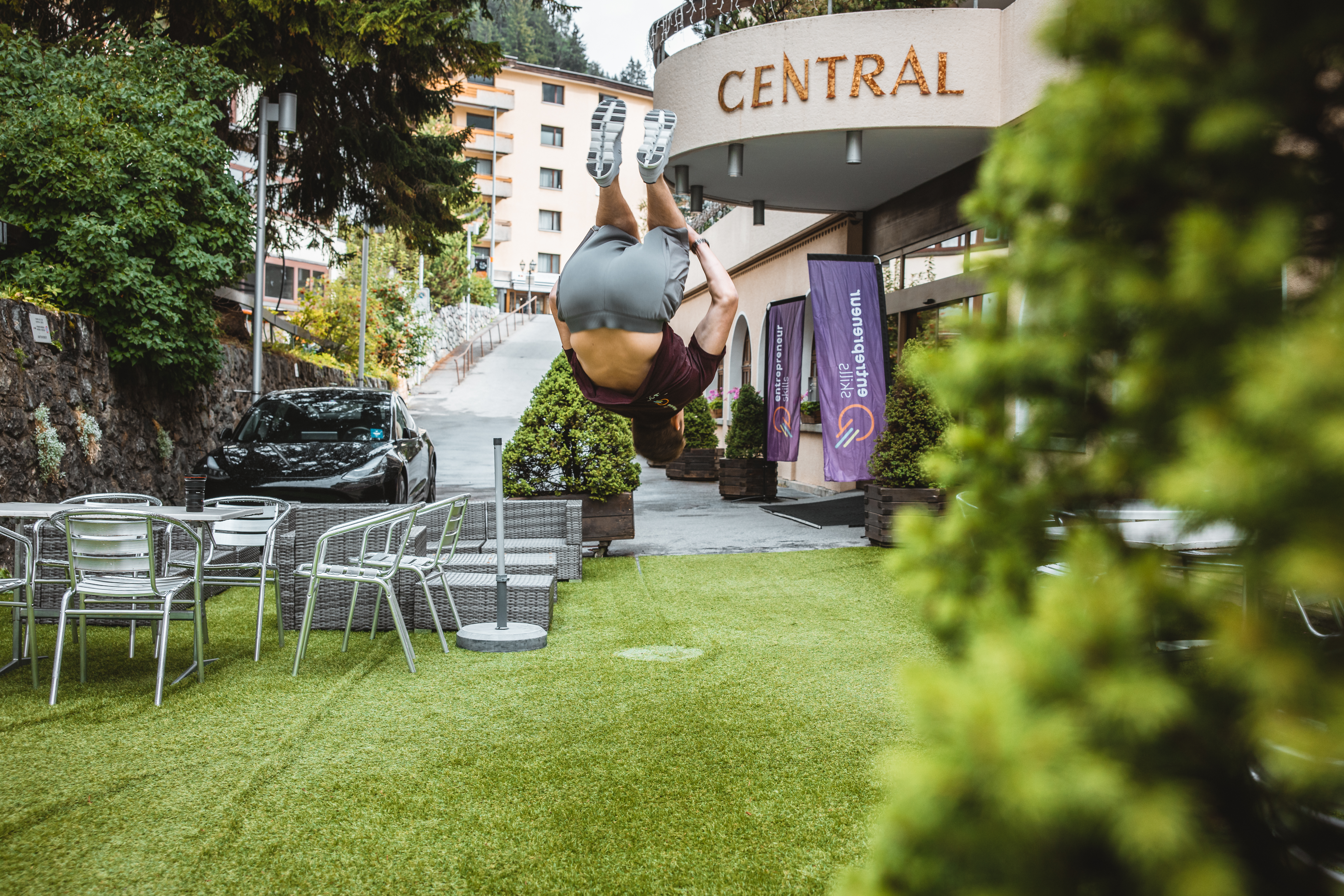 Freudesprung vor dem Hotel in Davos, wo das Bootcamp stattfand