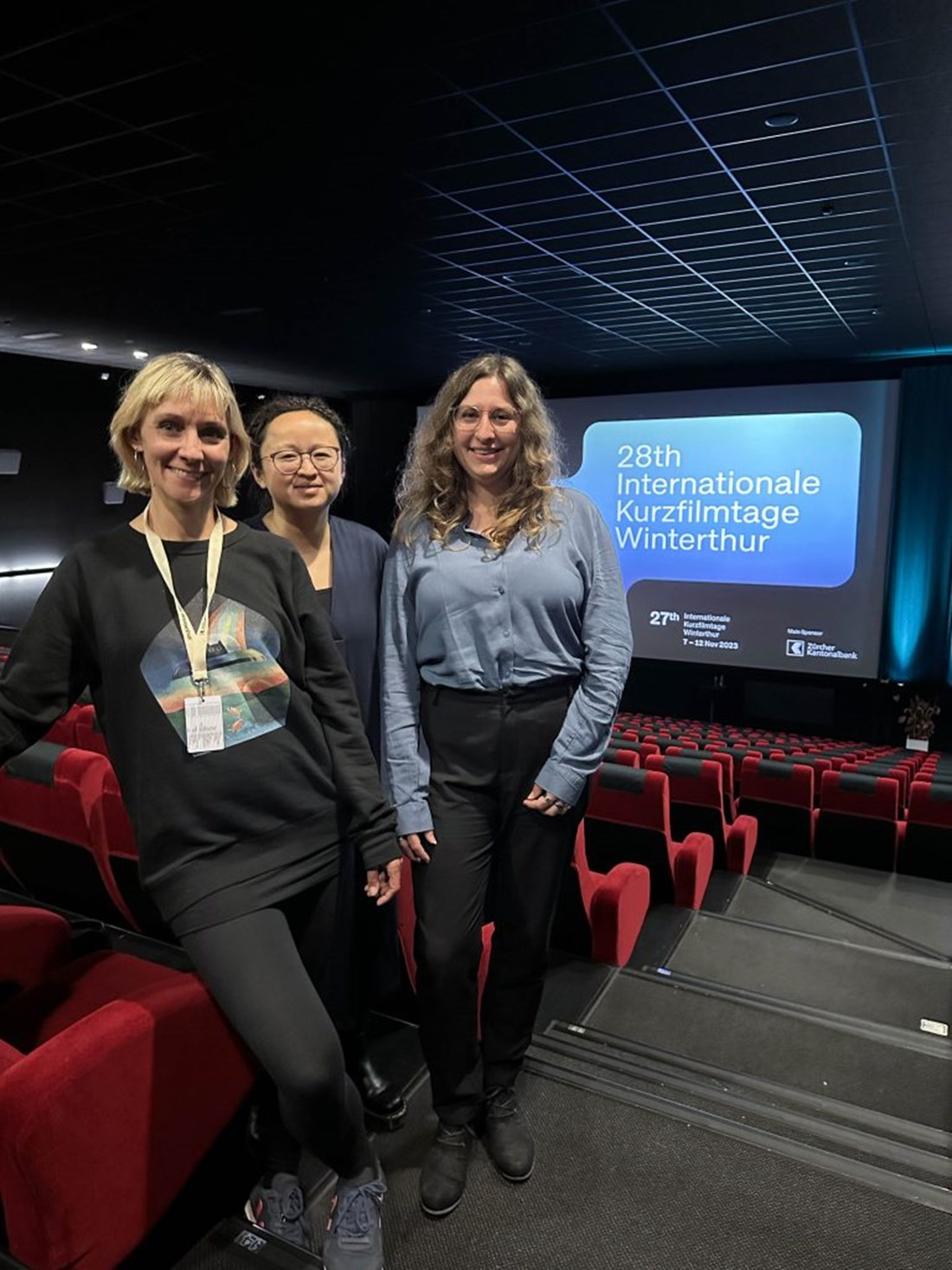 Master-Studentinnnen Lynn Gerlach (links) und Lena Küng (rechts) nach ihrem Dolmetsch-Einsatz. Mitte: Autorin und Mitstudentin Sokhawy Lo