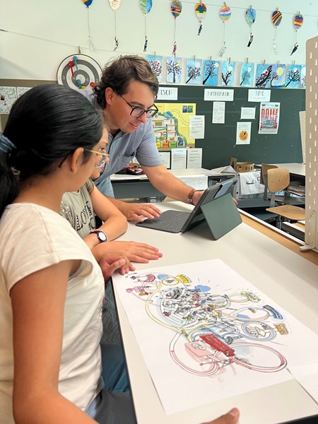 FH-Botschafter Daniel Nussbaumer erklärt den Bildungsweg anhand der Grafik www.steigeinsteigauf.ch