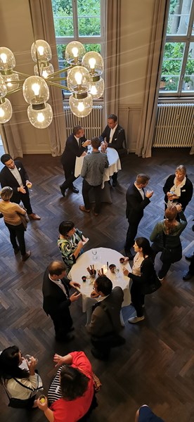 Unsere Projektleiterin der FH-Lohnstudie beim Networken in Basel